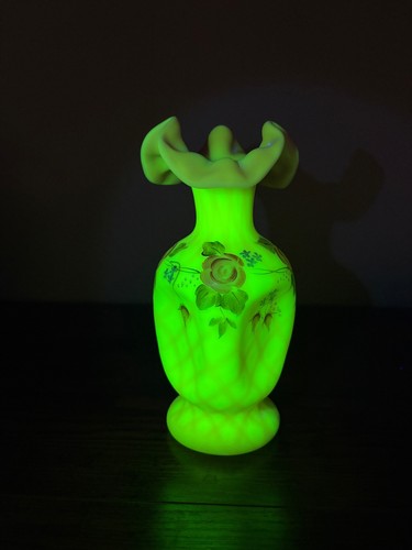 Vtg fenton burmese diamond - fenton, 7"h